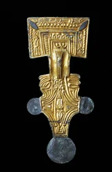 Longue broche carrée en bronze doré